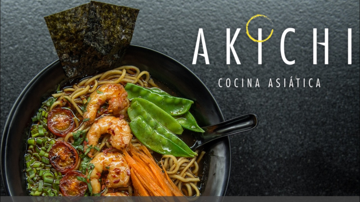Sushi roll y ramen en AKICHI Plaza Los Arcos — toma del sushi en la barra y el ambiente de la terraza
