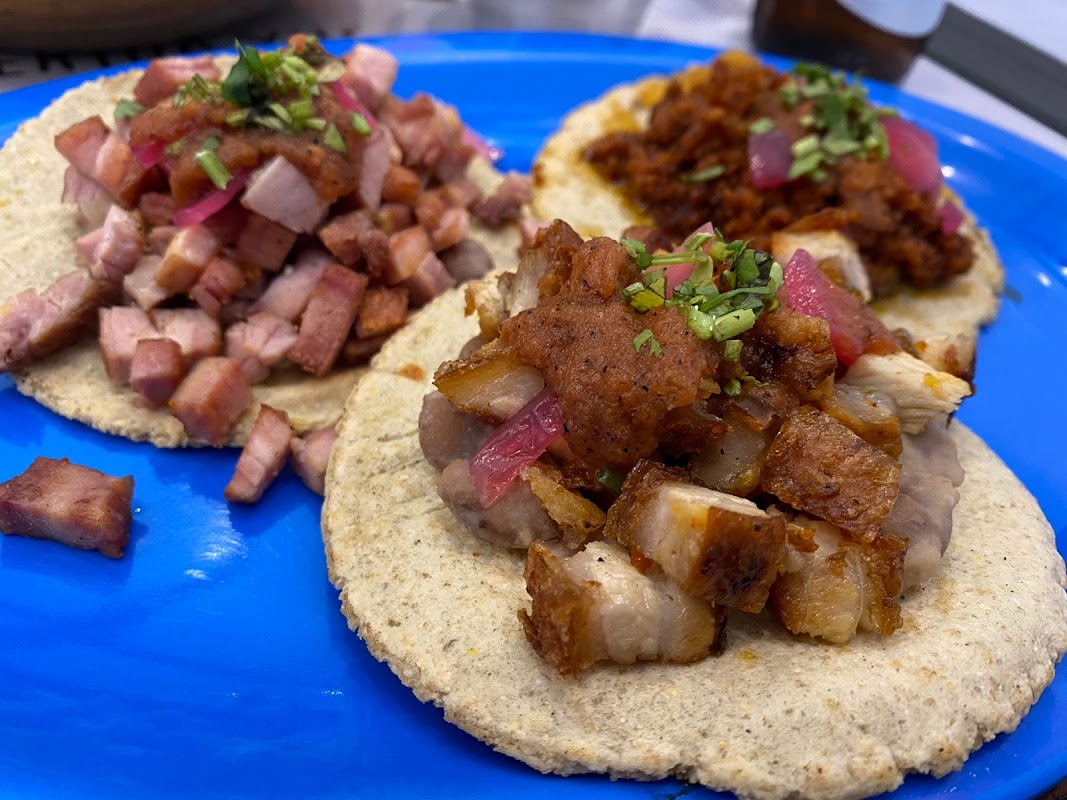 Chilaquiles con huevo y mole en Menta & Rosa — plato servido en plato de cerámica blanco con limón al lado