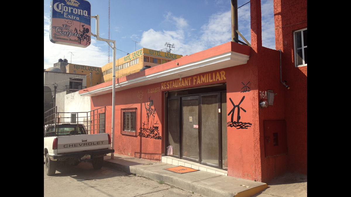 Vista del interior de El Fogón con la parrilla encendida y carnes asadas en exhibición