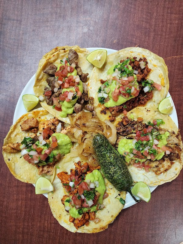 Taquería Cheko's con un taco al pastor y salsa verde sobre la mesa — foto del taco