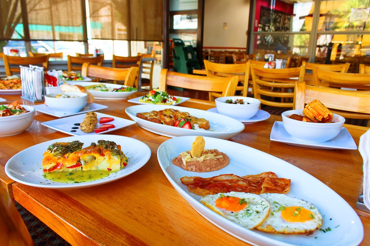 Mostrador de Menudería Las Campanas con un gran tazón de menudo humeante y clientes disfrutando el desayuno temprano