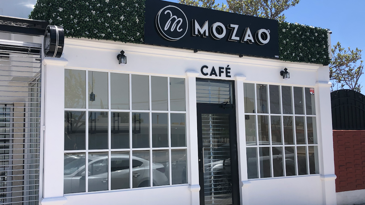 Interior de Mozao Café con una tabla de chilaquiles y una taza de matcha