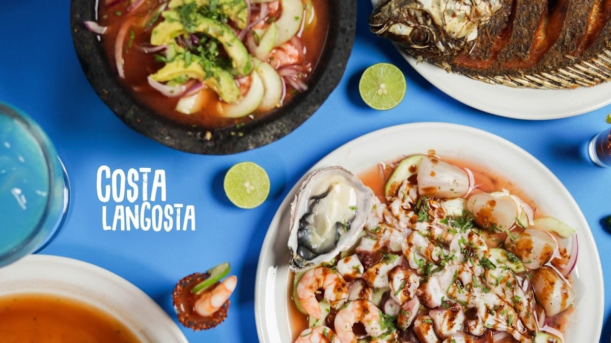 Costa Langosta Gómez Morin – vista del mostrador con camarones al coco y shrimp diablo, enfoque en los colores vivos del plato