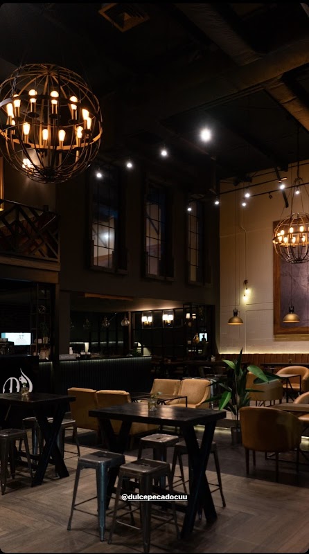 Mozao Café exterior con mesas al aire libre y una taza de frappé de matcha sobre la mesa