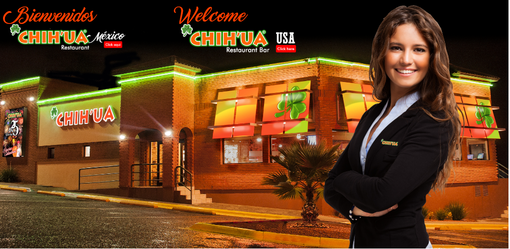 Exterior colorido y patio con mesas de La Cristy Co, mostrando una taza de horchata y unos chilaquiles al fondo