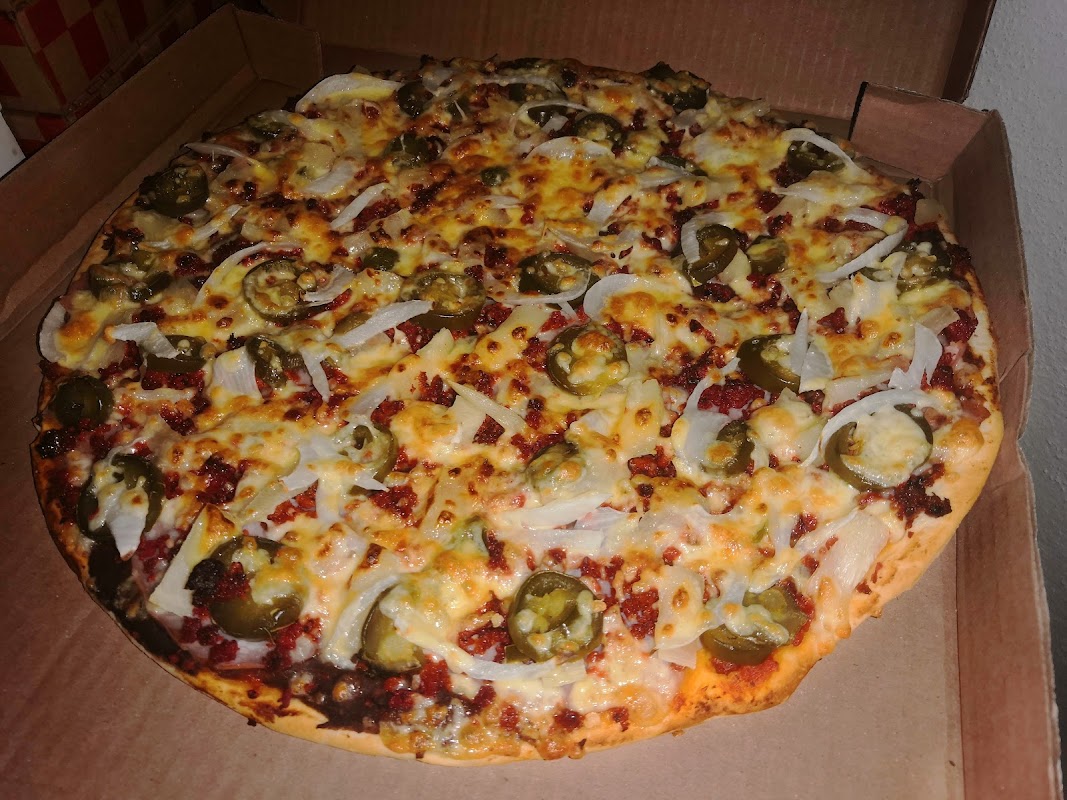Pizza al horno y hamburguesa en PIZZERÍA BURGER WORLD SUC. CHILON — foto del horno y la pizza recién salida