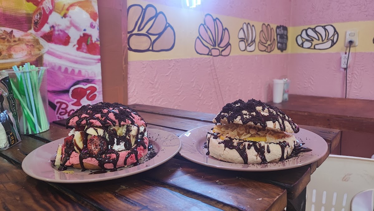 Un crepe de conchas rellenas y una taza de frappe en la mesa de El Rey de Las Conchas — detalle del plato