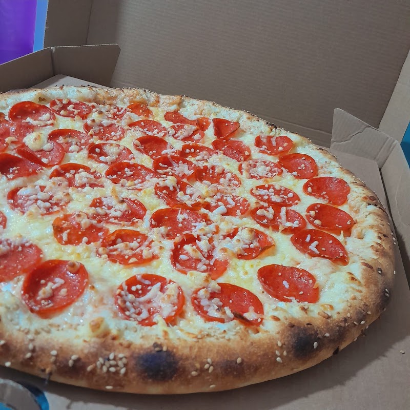 "Gutierrez" pizzas — fachada en Av Coahuila y una pizza de pepperoni en primer plano, mostrando la masa crujiente