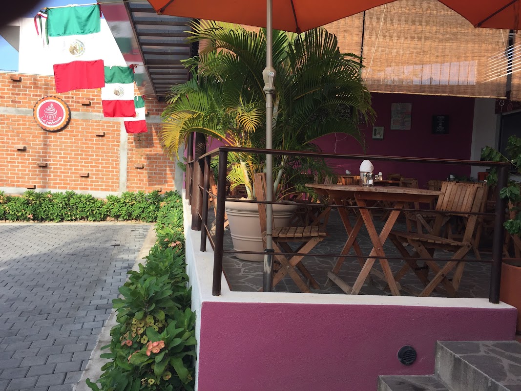 Vista del mostrador con pizzas recién horneadas y zona de juegos para niños en Bambino's Pizza