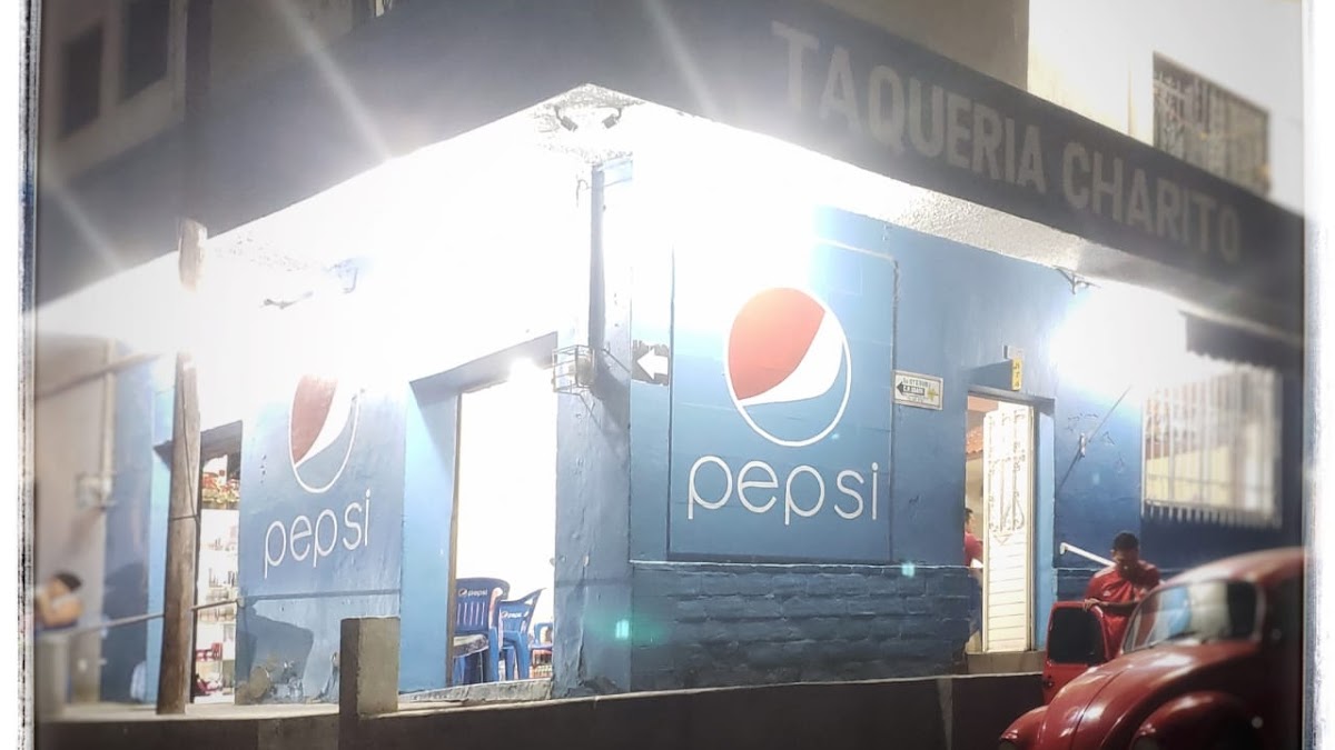 Interior de El Fogón Suizo durante la noche, con clientes disfrutando quesadillas y luces cálidas