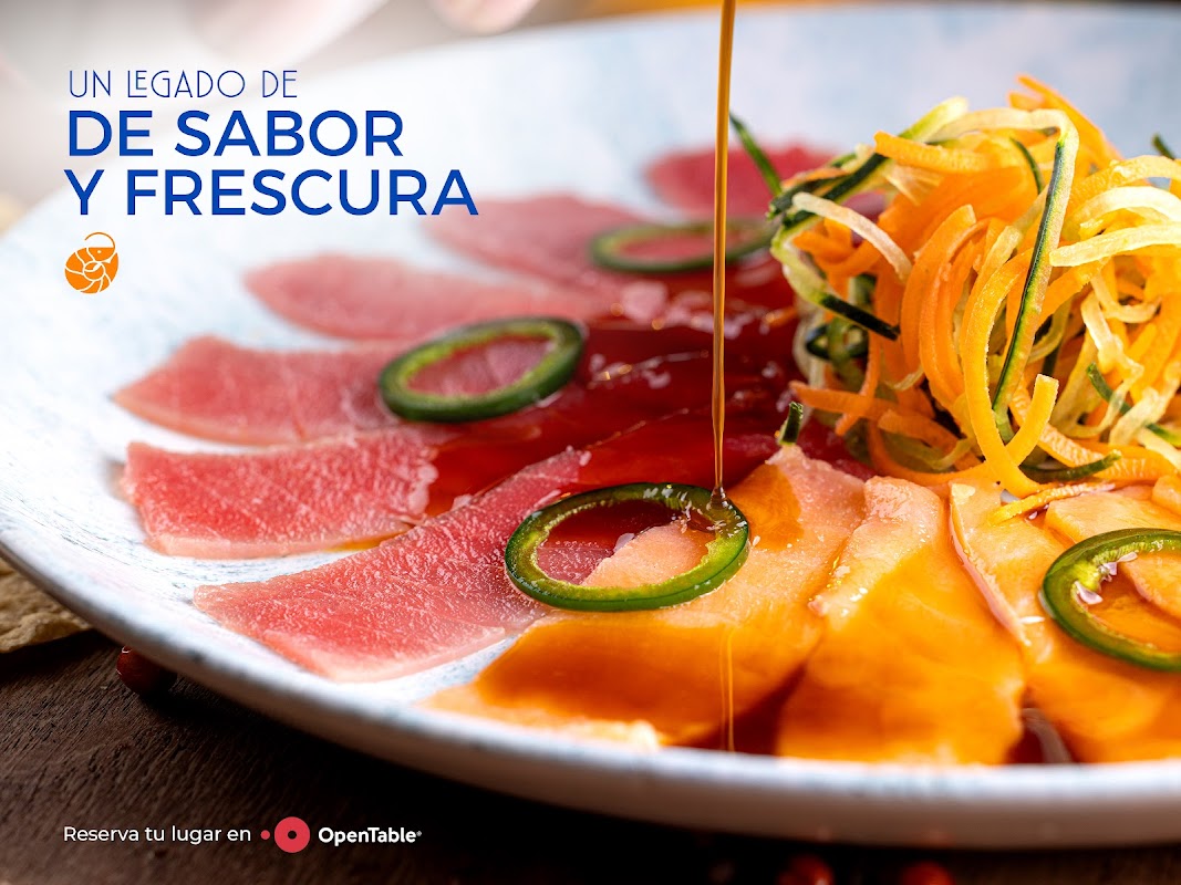 Plato de tostada de atún con salsa de aguacate y chile de árbol en Los Arcos — primer plano del plato