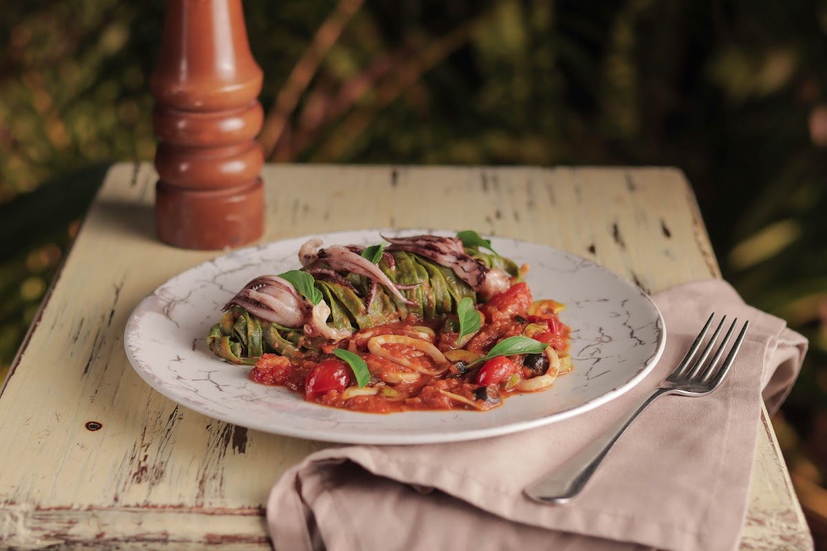 Plato de tagliatelle al ragú en Parole — primer plano del plato humeante con salsa roja brillante