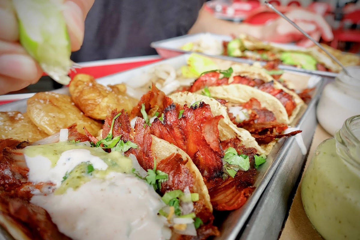 Primer plano del taco de chicharrón en Taquería Orinoco, mostrando la carne crujiente, la tortilla tostada y la salsa verde