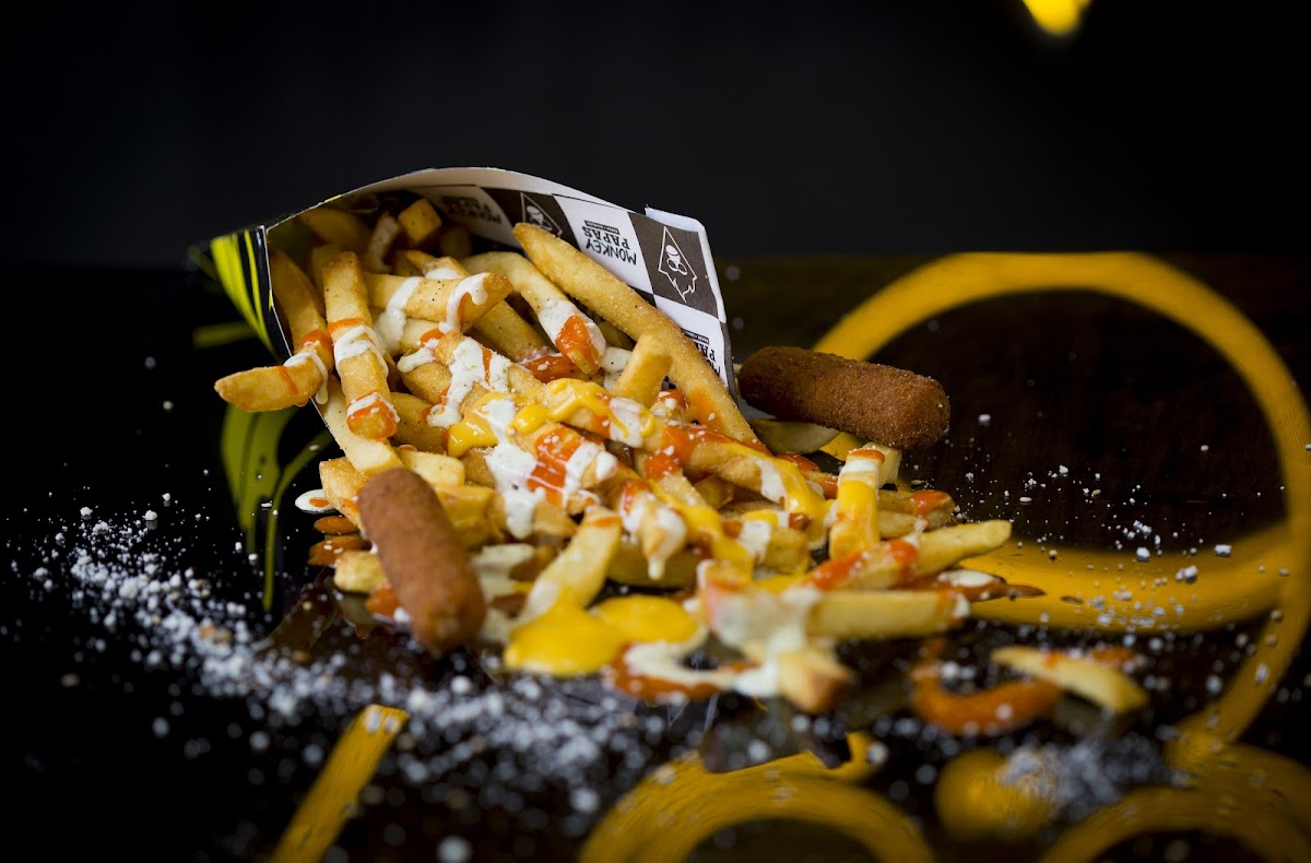 Cono de Papas Sazonadas con chile de árbol y limón, servido en papel crujiente