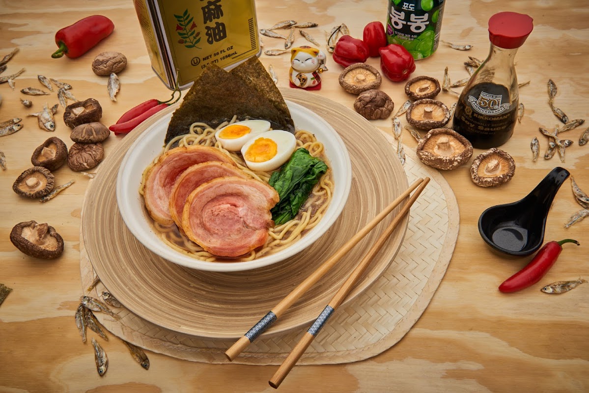 Primer plano del suadero ramen de Jappy, mostrando caldo, fideos, tiras de suadero y huevo marinado