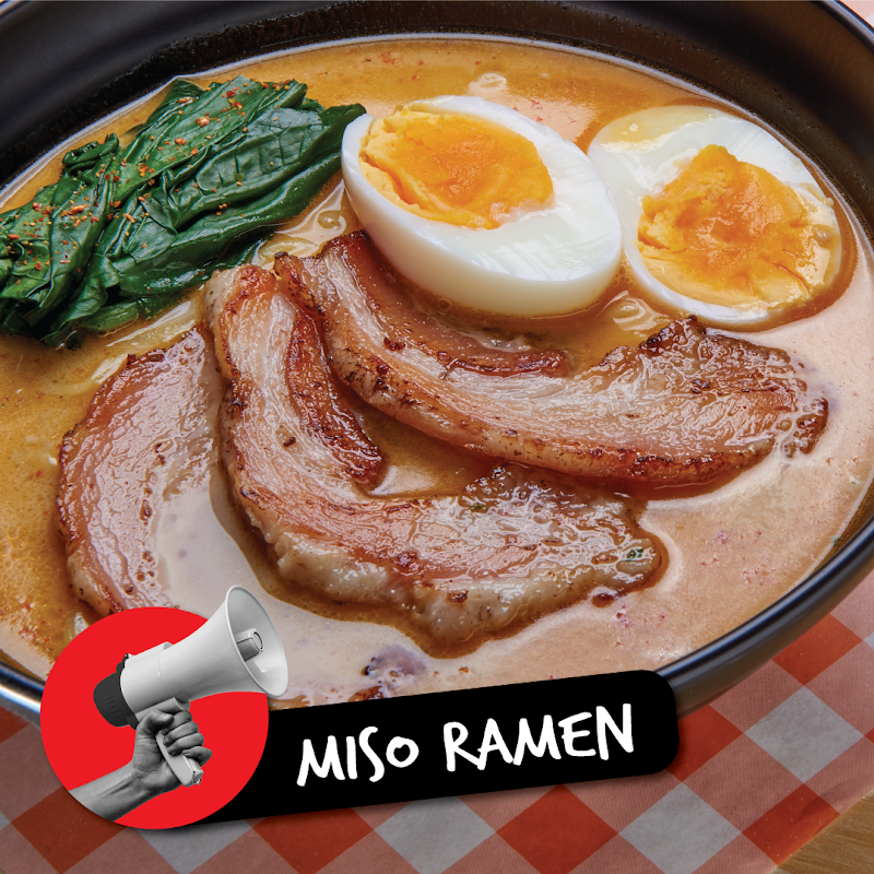 Primer plano del ramen suadero con caldo rojo, trozos de suadero y huevo marinado en Jappy Asian Food — detalle del plato.