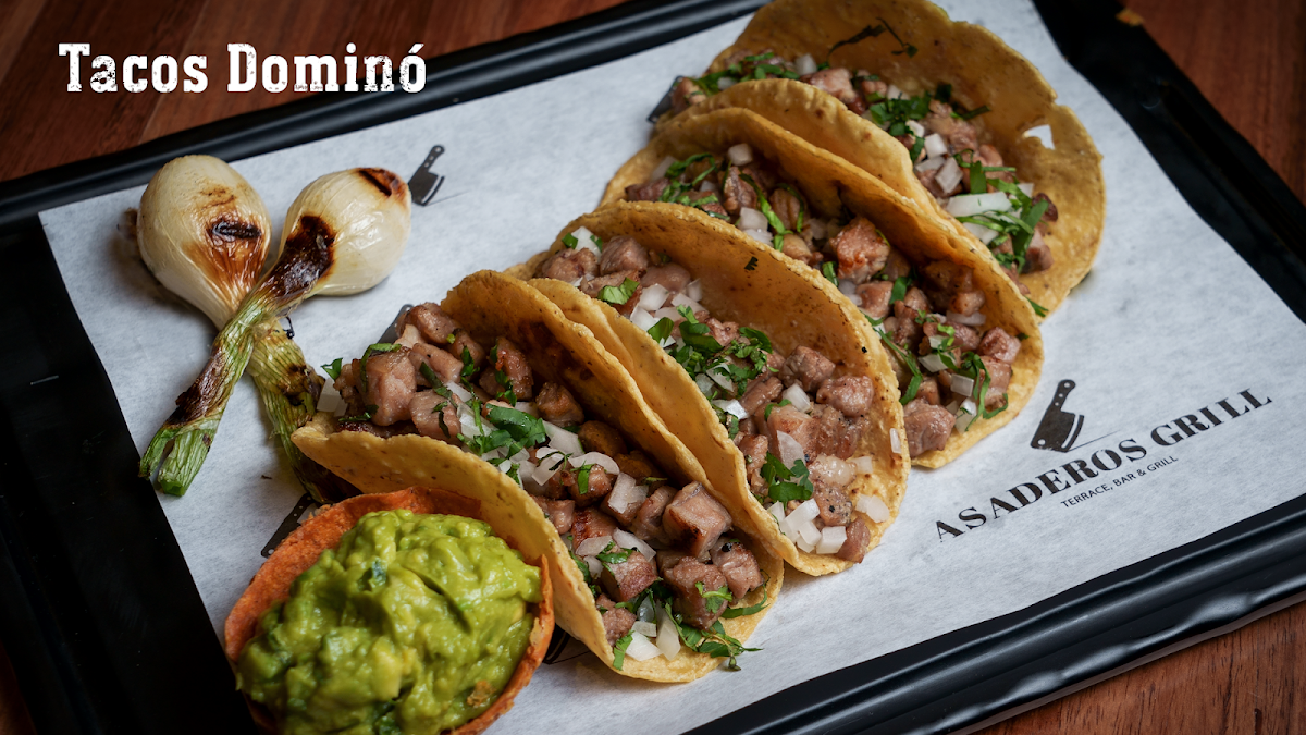 Primer plano del Milanese steak en el plato, mostrando la costra crujiente y la salsa de chimichurri — Asaderos Grill