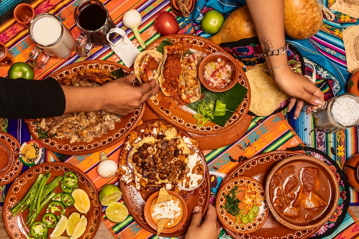 Mole de olla servido en cazuela de barro en Don Core — primer plano del plato con salsa brillante y carne tierna
