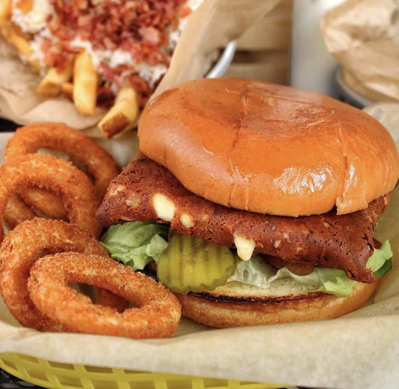 Hamburguesa Mataleón – foto del Mataleón Especial con su salsa picante y papas al lado