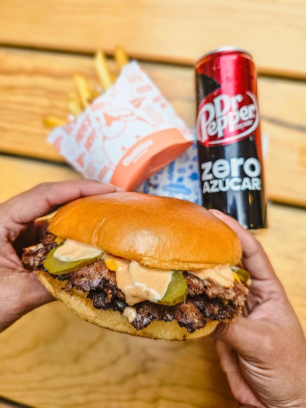 Torito Sports Bar Insurgentes con pantallas de fútbol y una mesa de micheladas, interior animado