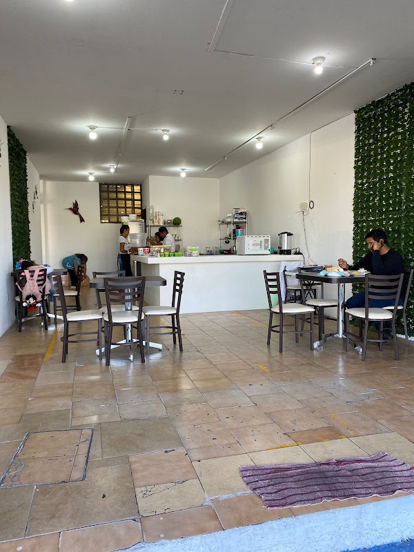 Restaurante Casa Club del Académico – buffet con mesas al jardín y platos de carne a la parrilla