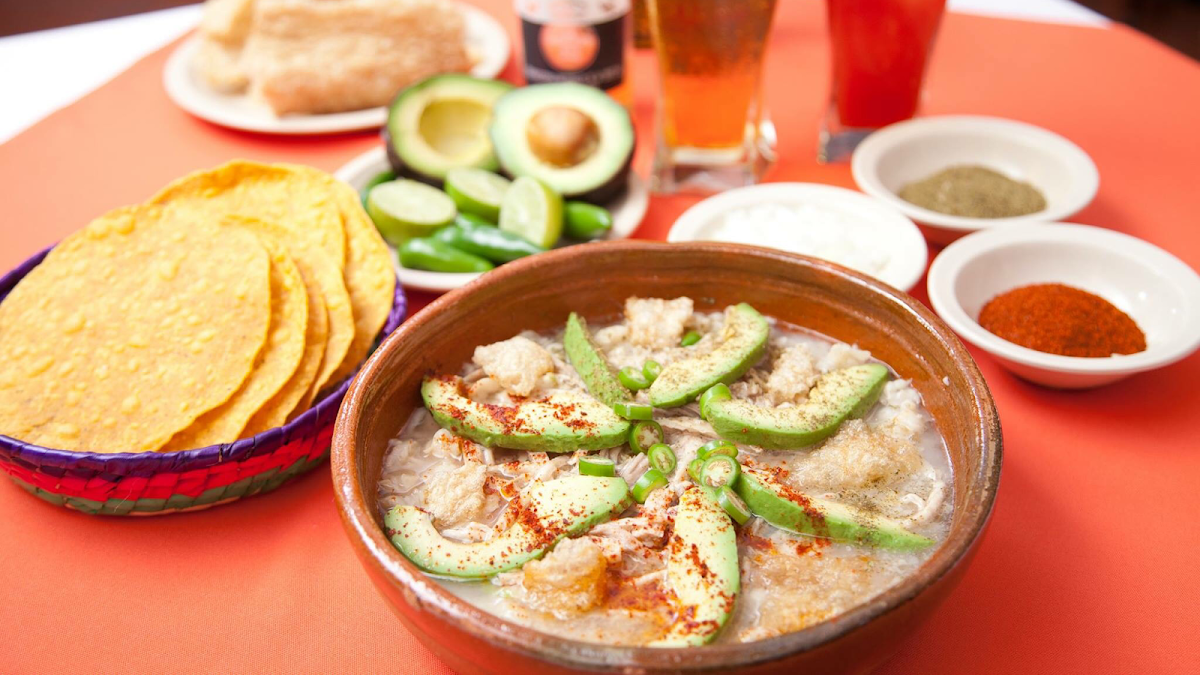 Chile en nogada servido en El Regreso, con crema y nuez picada