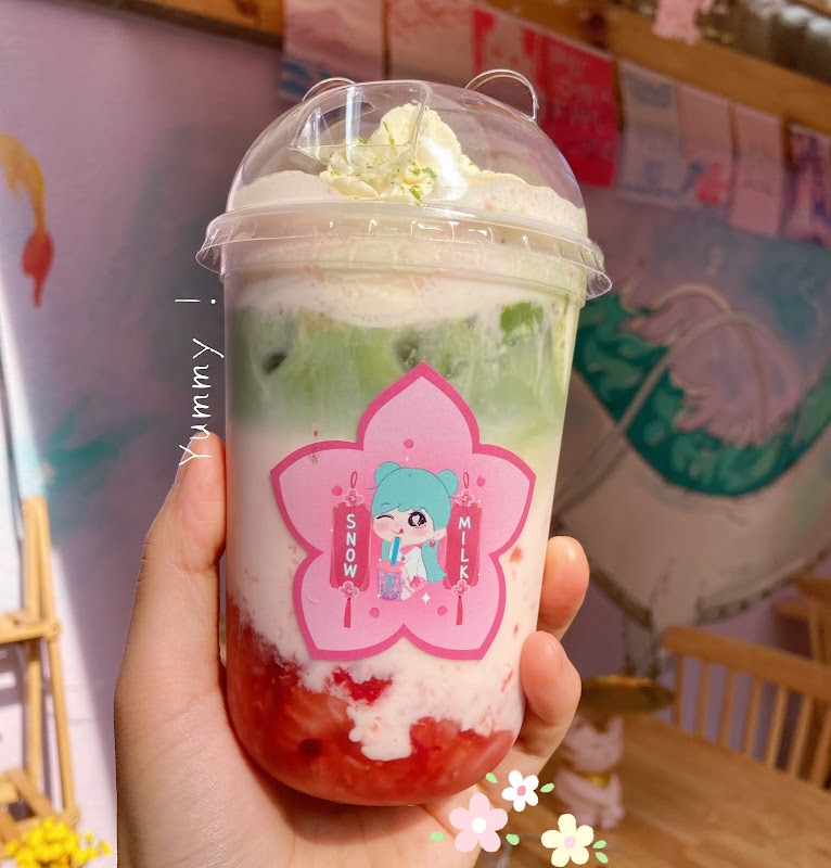 Snowmilk Teas interior con barra de té, vasos de bubble tea y decoración japonesa en paredes
