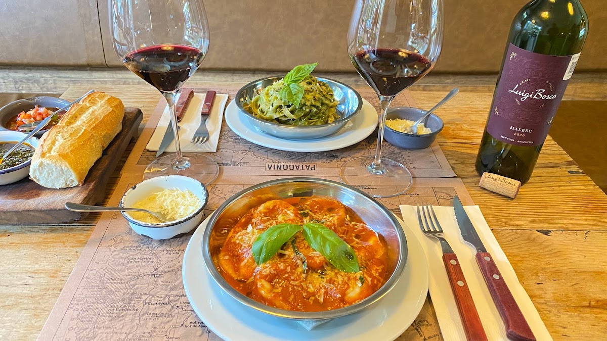 Cocina abierta de Patagonia en Condesa con la parrilla encendida, empanadas argentinas y el chef sirviendo un choripán
