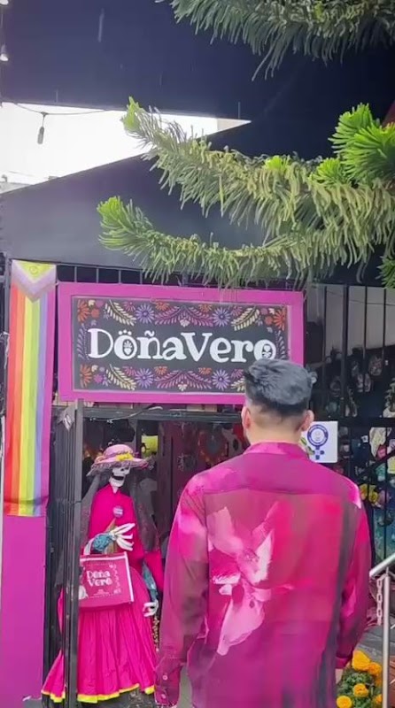 Doña Vero – fachada colorida en Roma Sur con mesas al aire libre y una tabla de chapulines en crema en primer plano