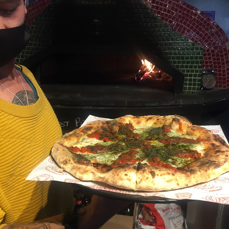 Cancino Coyoacán — bolognesa pizza con salsa de carne y albahaca, tomada en la terraza del local