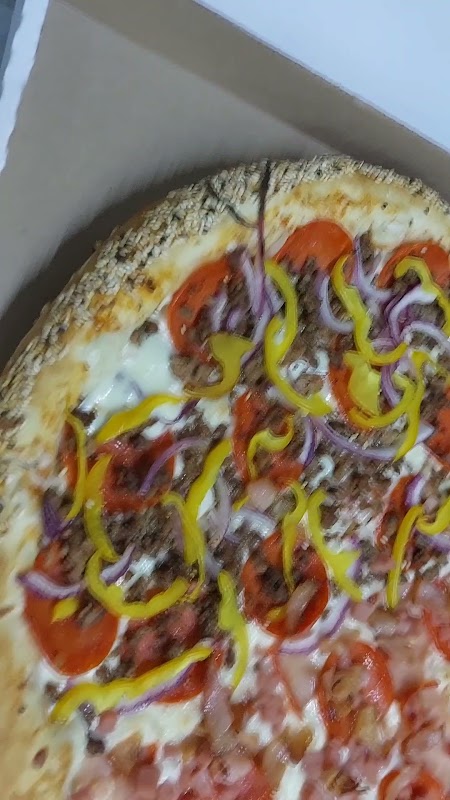 BUONA PIZZA MX — pepperoni pizza con queso Philadelphia, capturada en el mostrador de servicio rápido
