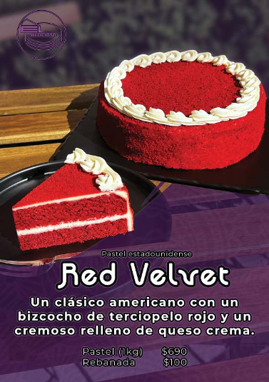 Pastel de miel recién servido en plato blanco, con miel derramada y cuchara al lado — interior
