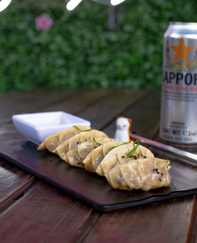Primer plano del tazón de ramen de miso en Shuten, con huevo marinado, chashu y vapor saliendo — detalle del plato