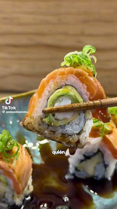 Camarones tempura crujientes en ABURIYA BY SHIGE TAKANE — plato con salsa ligera y toque de limón