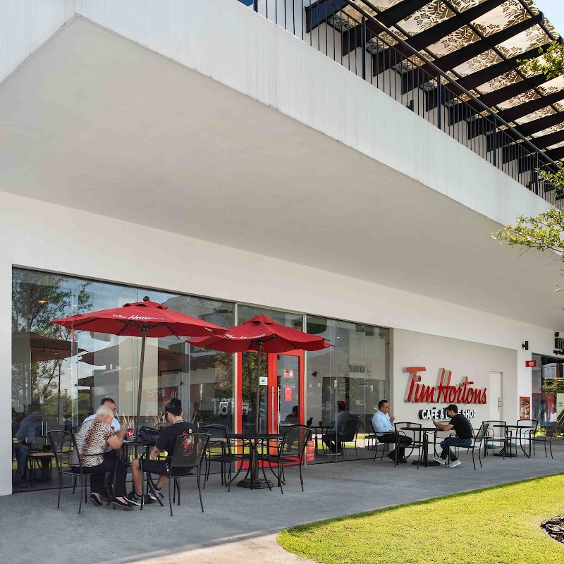 Mostrador de Tim Hortons Animol con café humeante y donuts glaseados en exhibición