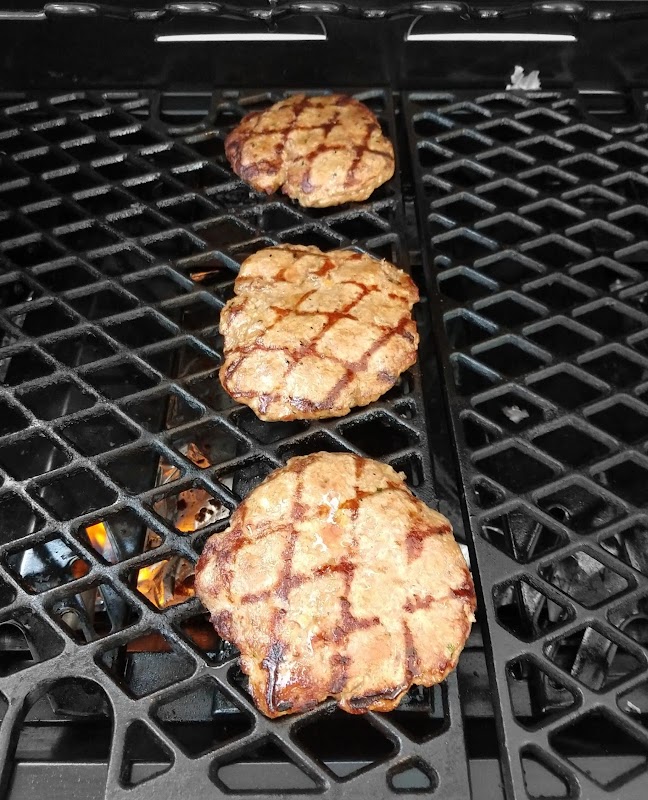 Noreste Grill: parrillada mixta con guacamole, vista del asador de carbón y luces tenues