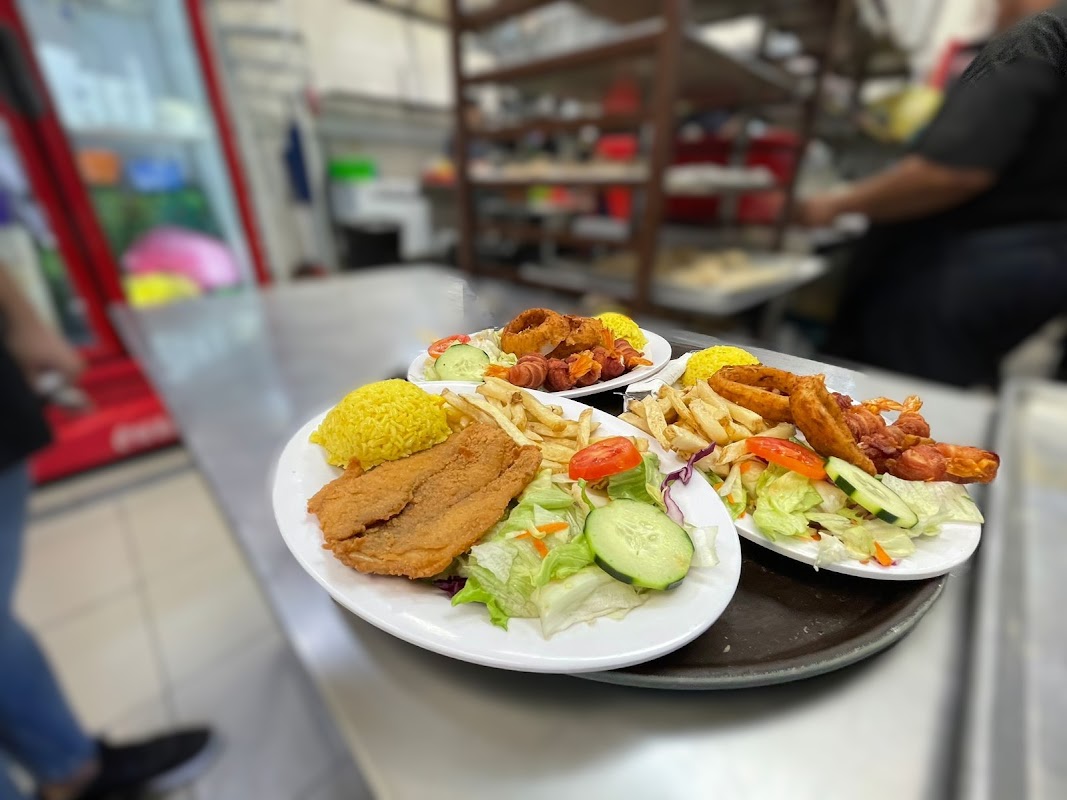 Mariscos Huatulco Escobedo – plato de ceviche de pescado servido en un vaso de vidrio con rodajas de limón