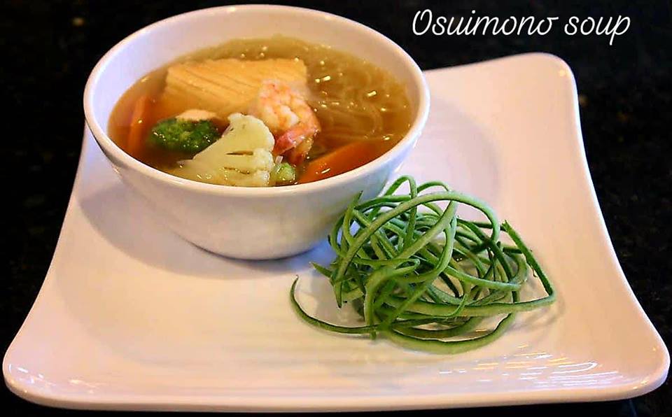 Sora Sushi Bar (Aventa) con su tempura roll en primer plano y la fachada de Jesús Elías Piña 525