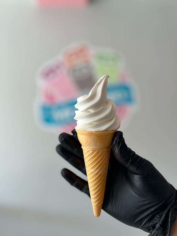 Yogur helado con toppings en Mr. Helato — captura del mostrador con varios toppings y el logo del negocio