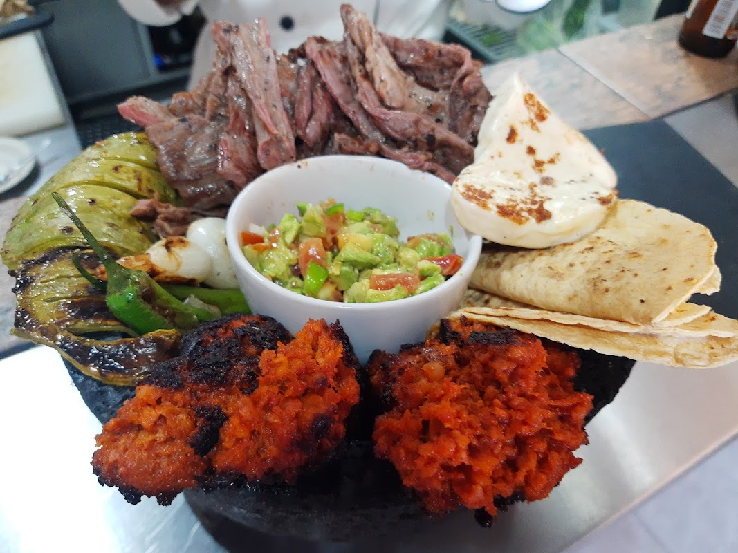 Tacos servidos en Lonchería Bety, con tortillas y guarnición, vista del interior