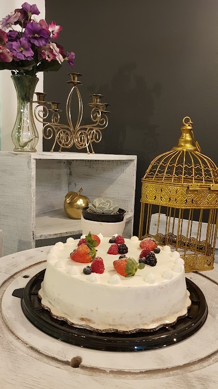 Waffle con chocolate y taza de café en Restaurante y Cafetería Luli y Coco — primer plano del plato en interior iluminado
