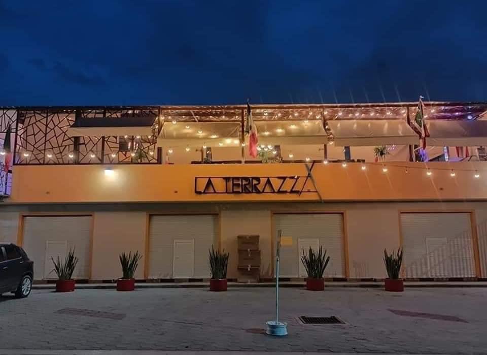 La terraza Fusion & cuisine — terraza al aire libre con platos de fusión coloridos, como el taco de pescado