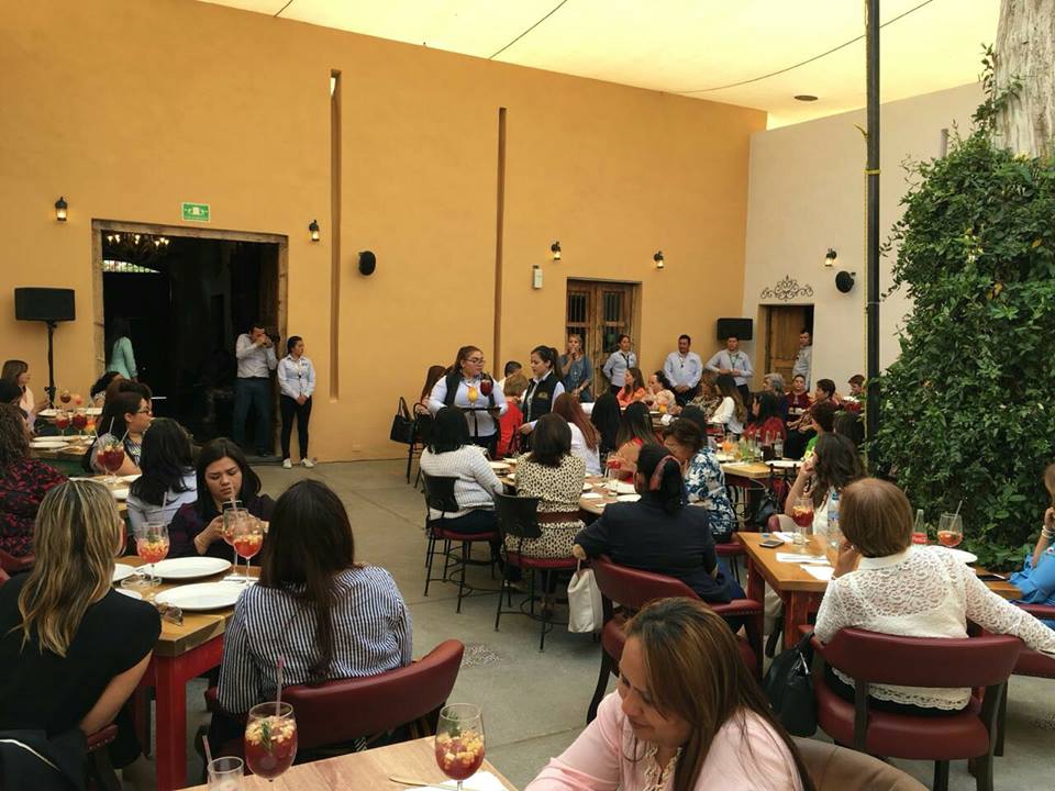 Cantina El 40 exterior con luces nocturnas y clientes en la barra — vista de la calle Ignacio Zaragoza