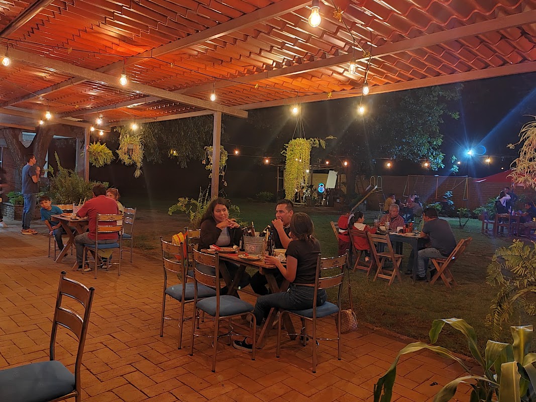 Bar de espresso y pizza en Vintage Jardín, interior con luces cálidas y una taza de café en primer plano