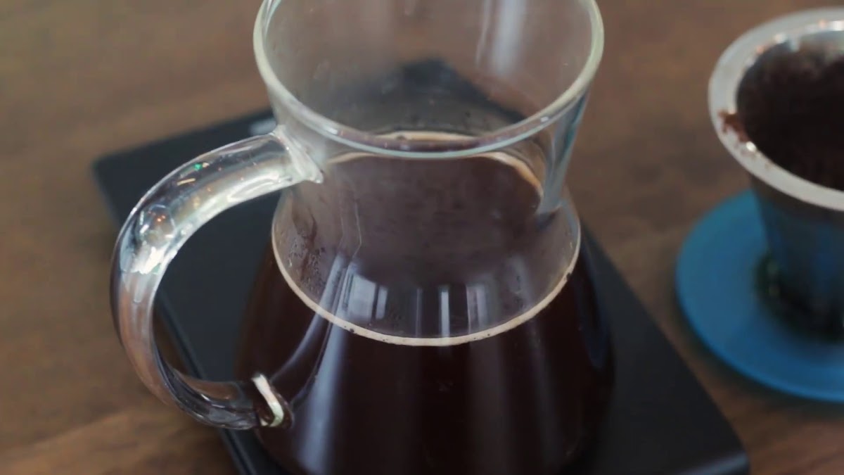 Chai latte con espuma de canela en Latte Que Late, servido en taza de cerámica sobre la barra