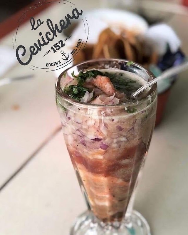 Mojito de maracuyá en Coctelería El Costeño — cóctel servido en vaso alto con hierbabuena y fruta