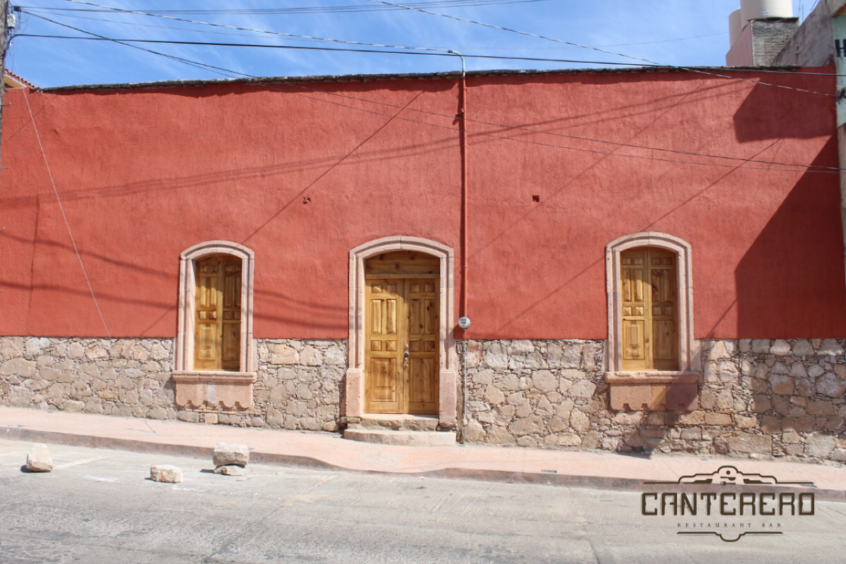 El Canterero – interior con barra de madera, mole rojo servido con arroz y tortillas recién hechas