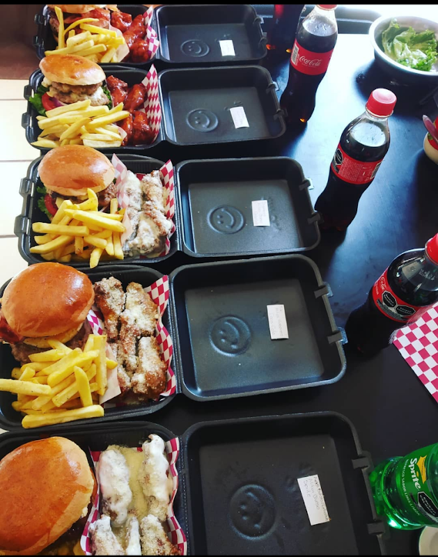 Alas de a litro – plato de alitas con salsas variadas y una cerveza artesanal