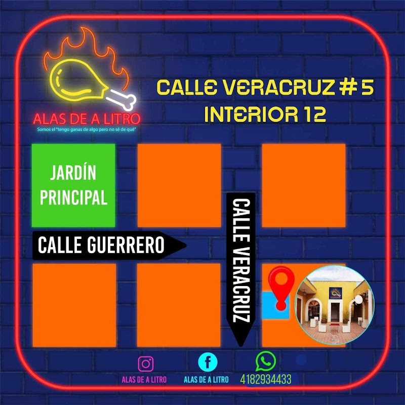 Alas de a litro con sus alitas crujientes cubiertas de salsa picante y el letrero de la fachada en la calle Prol. Veracruz
