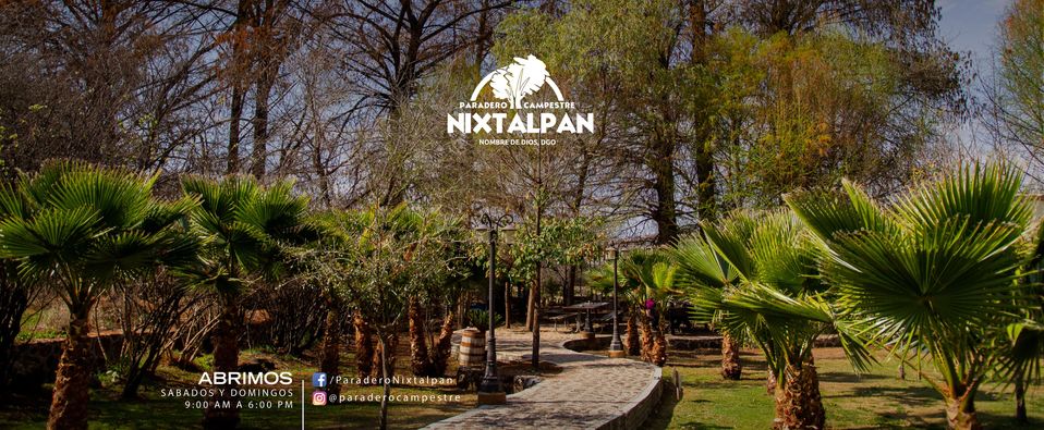 Nixtalpan Paradero Campestre — puesto al aire libre bajo sombra de árboles, mostrando una parrilla con gorditas y una botella de mezcal, foto al atardecer